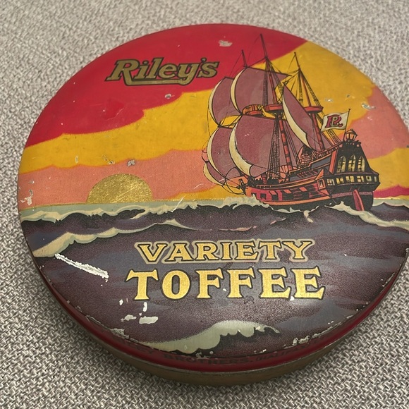 Vintage Collectors Tin Riley’s Variety TOFFEE Halifax, England 5” Round - Picture 8 of 12